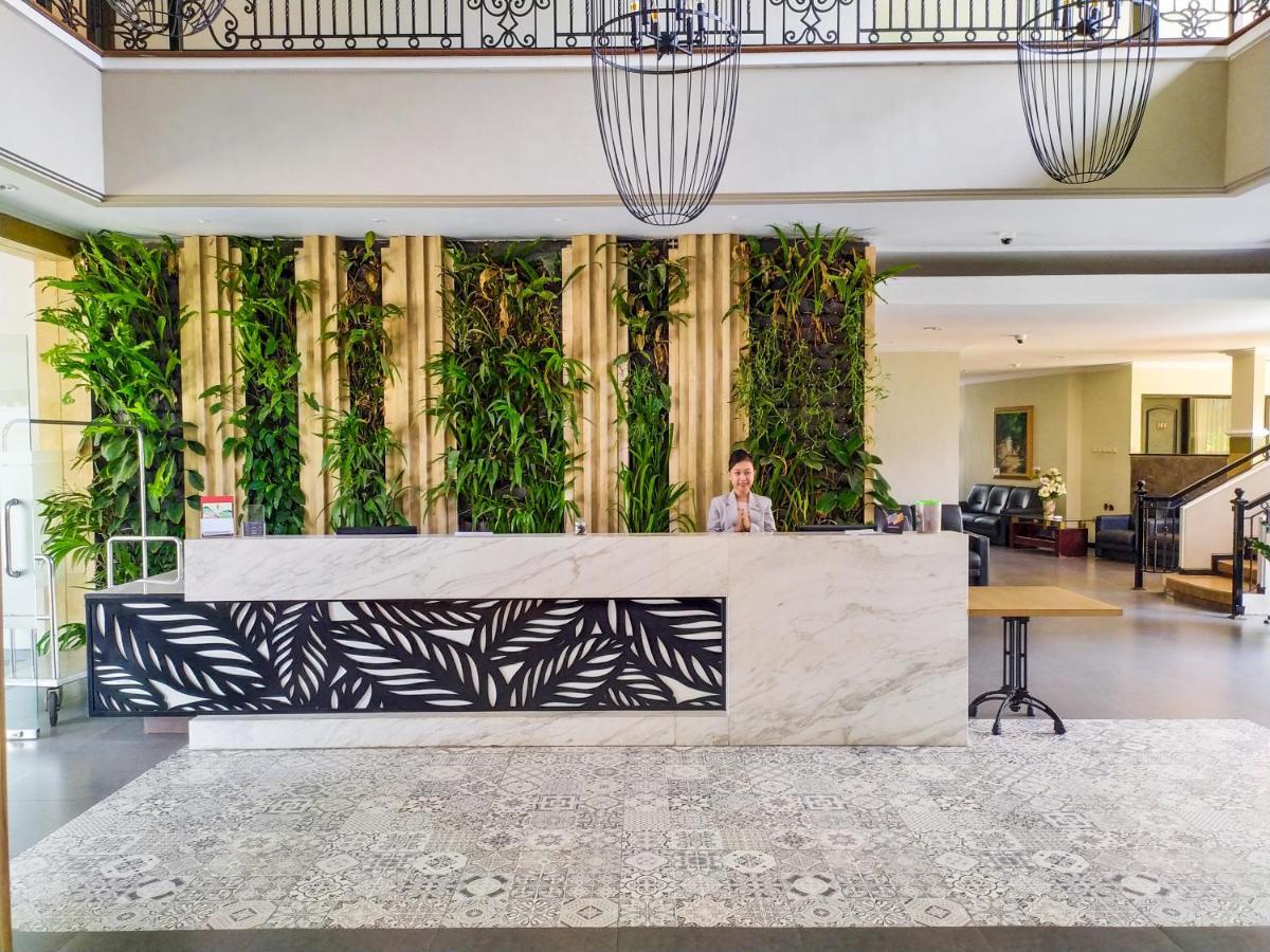 Luminor Hotel Jember By Wh מראה חיצוני תמונה
