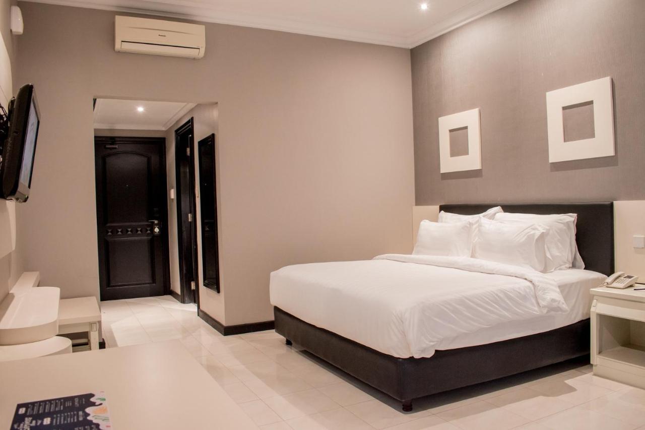 Luminor Hotel Jember By Wh מראה חיצוני תמונה