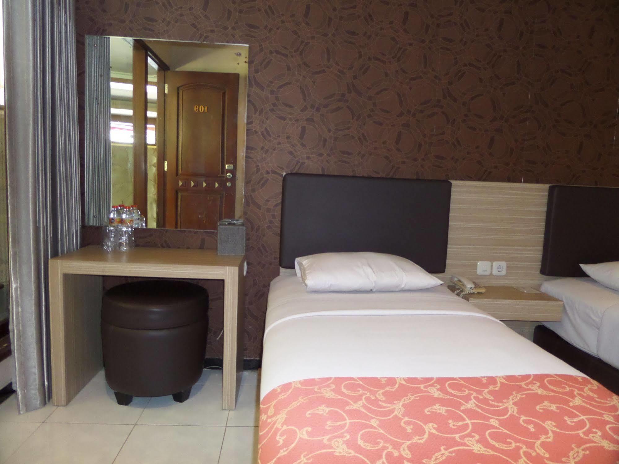 Luminor Hotel Jember By Wh מראה חיצוני תמונה