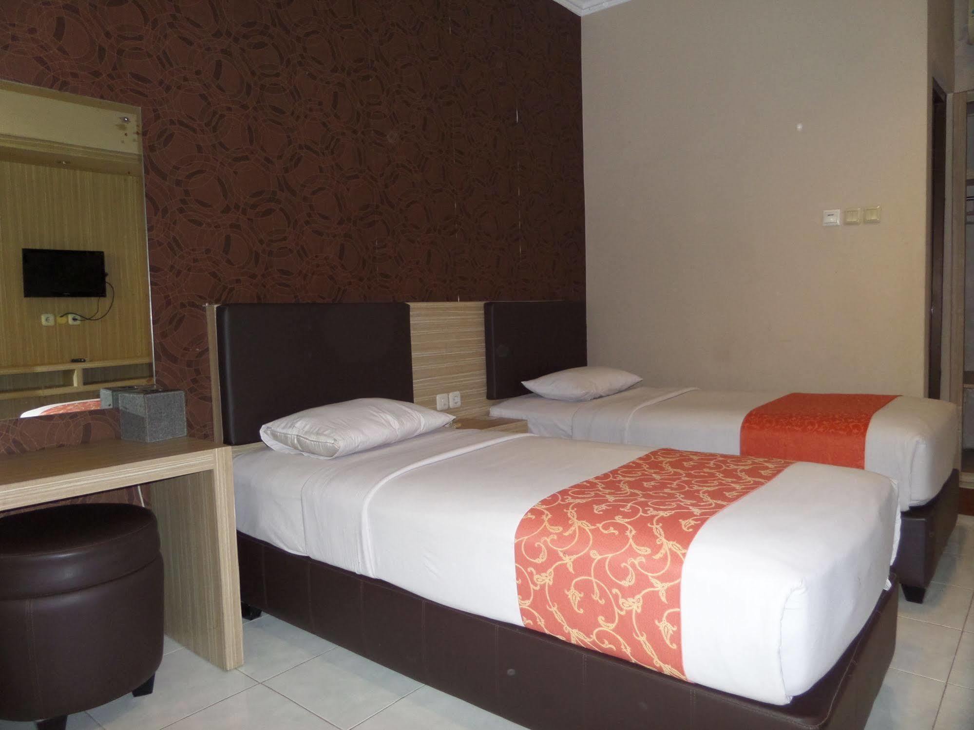 Luminor Hotel Jember By Wh מראה חיצוני תמונה
